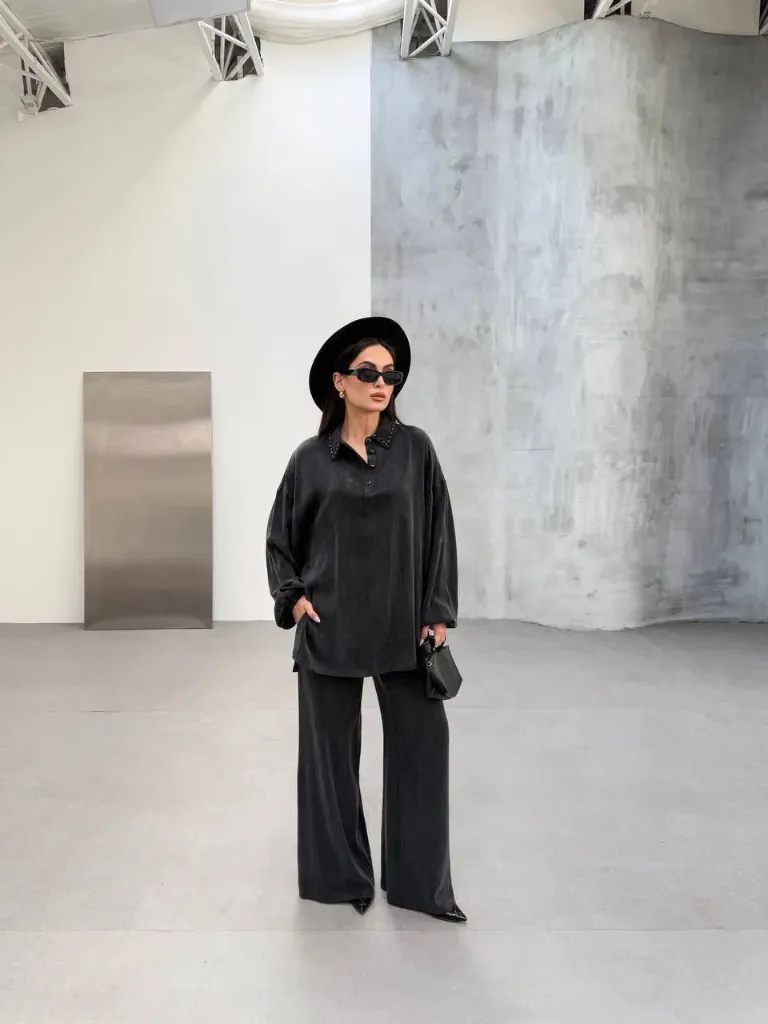 A luxurious two-piece cobra set