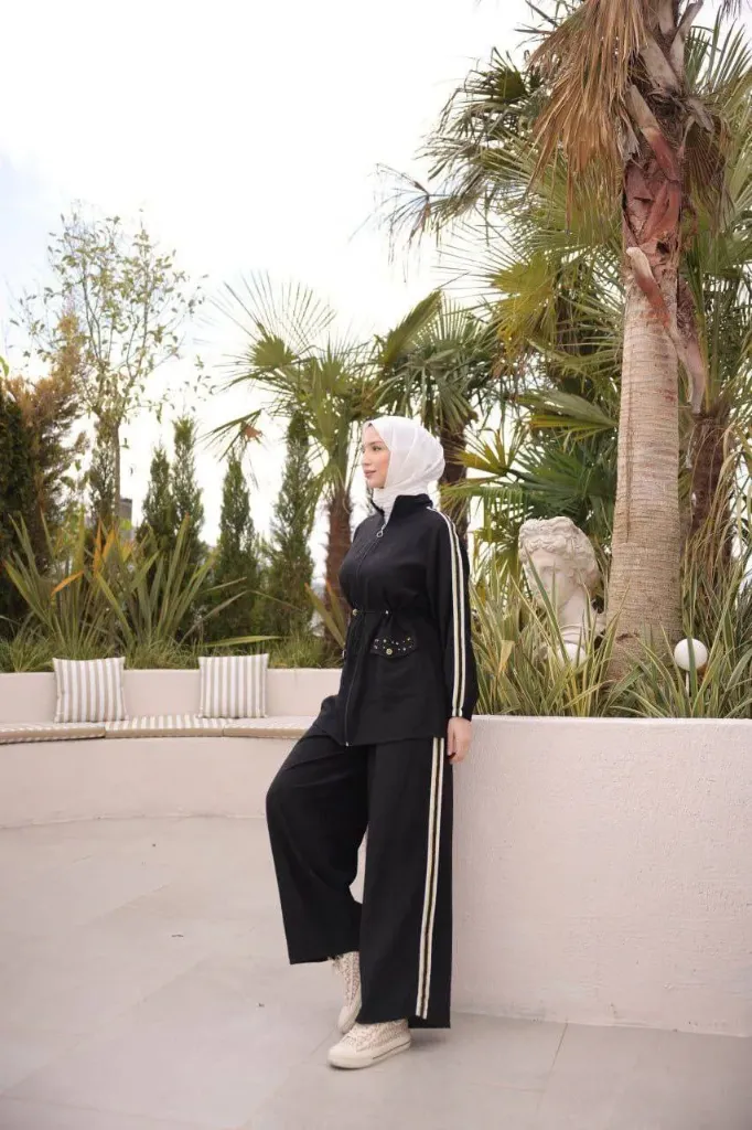 A lightweight two-piece set with a practical design (BLACK, M)