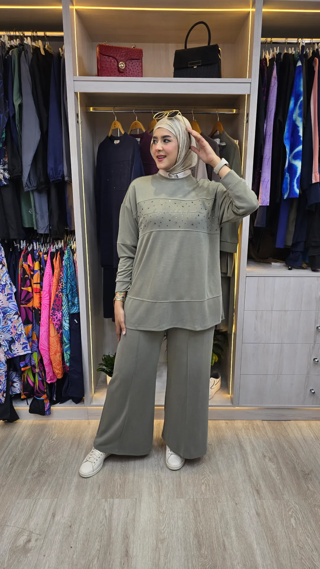 Women's set consisting of a sweatshirt and pants