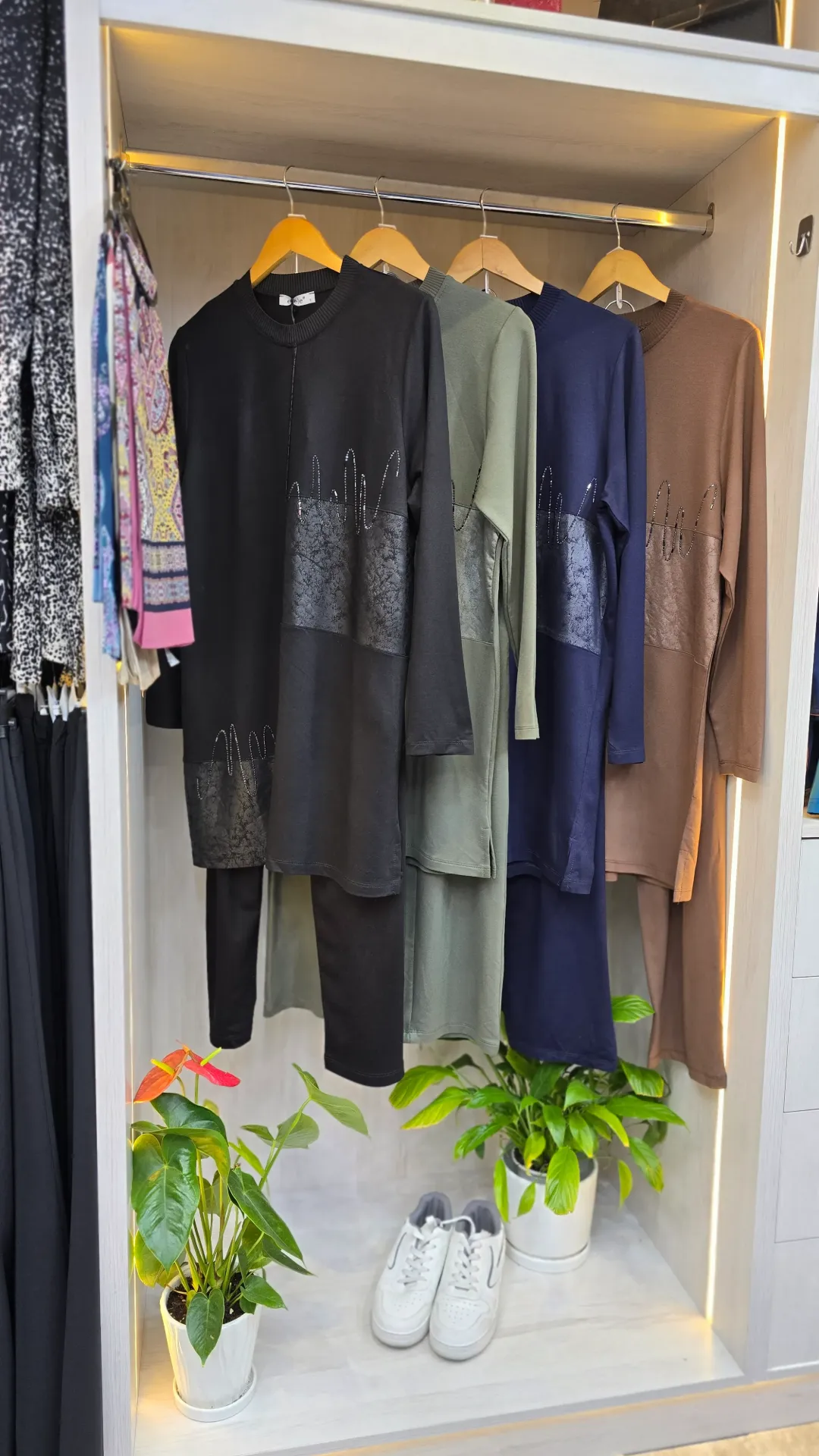 تراك سوت بستراس على الصدر (أسود)