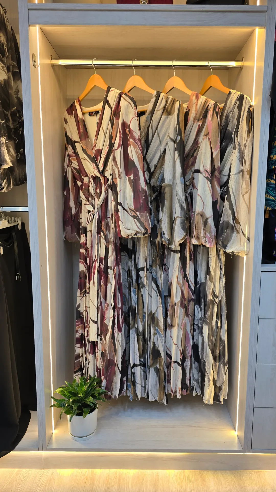 Chiffon dress with an elegant abstract pattern