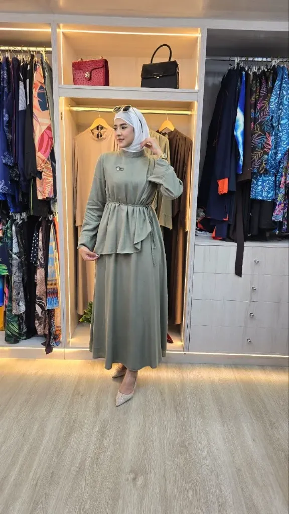 Summer dress in a luxurious lightweight fabric (GREEN, 38)