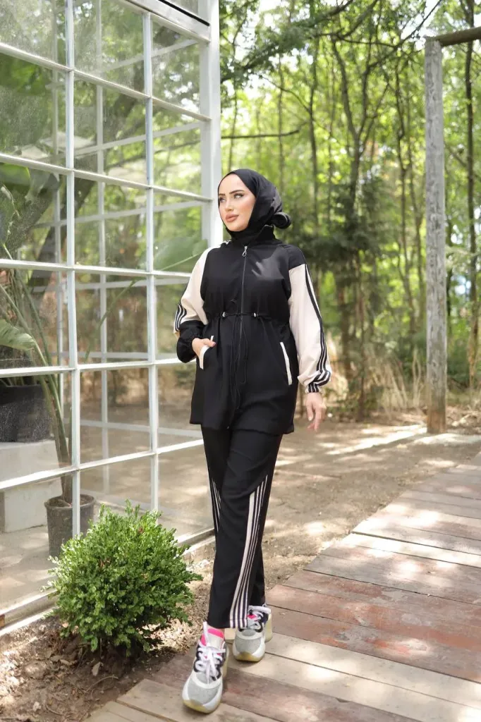 Two-piece sports tracksuit