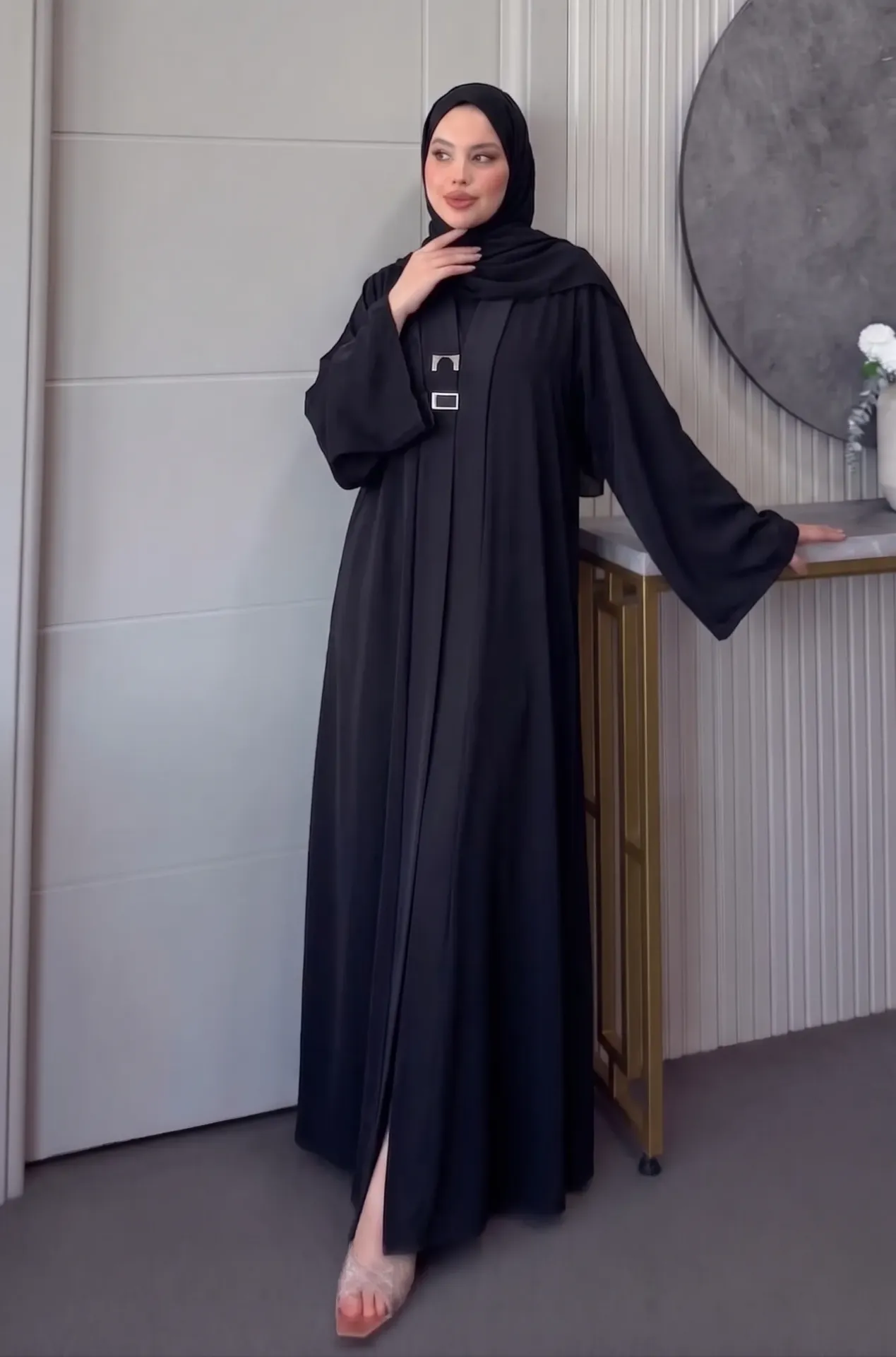 عباية سادة فخمة بإكسسوار أنيق