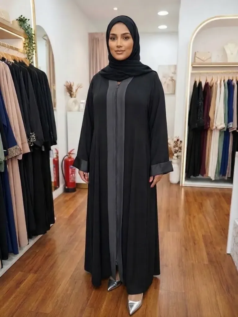عباية سادة بتفصيل رمادي أنيق