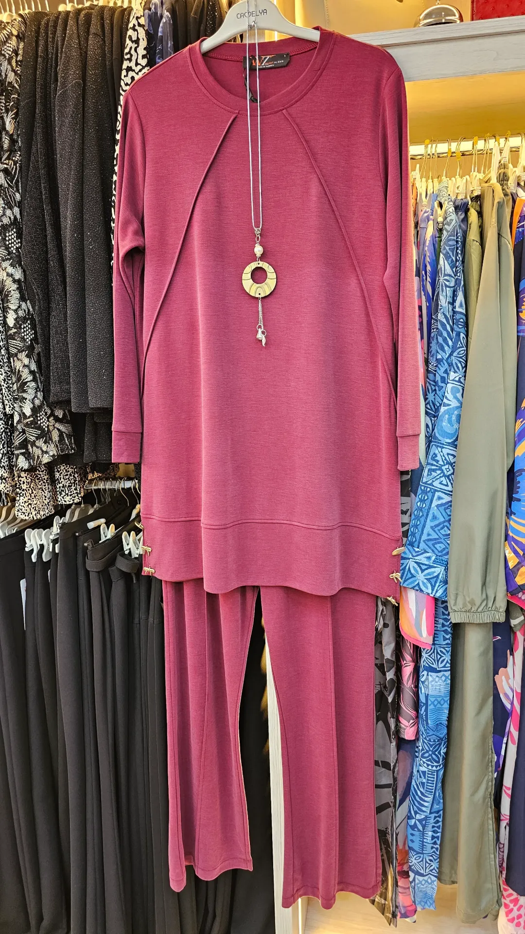 طقم نسائي بألوان هادئة مكوّن من قطعتين