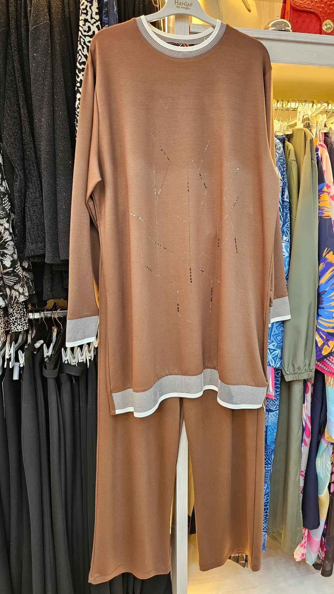 طقم عملي نسائي مكوّن من قطعتين